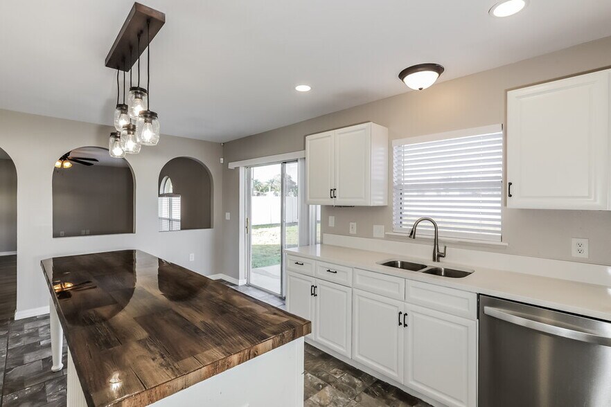 Building Photo - 8240 Settles Crk Lp