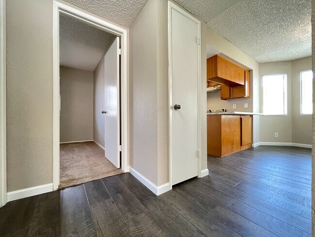 Building Photo - Summerlin Charming retro 2-bedroom home