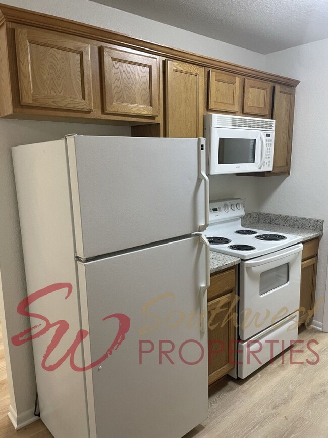 Building Photo - Charming, updated and bright duplex with private backyard!