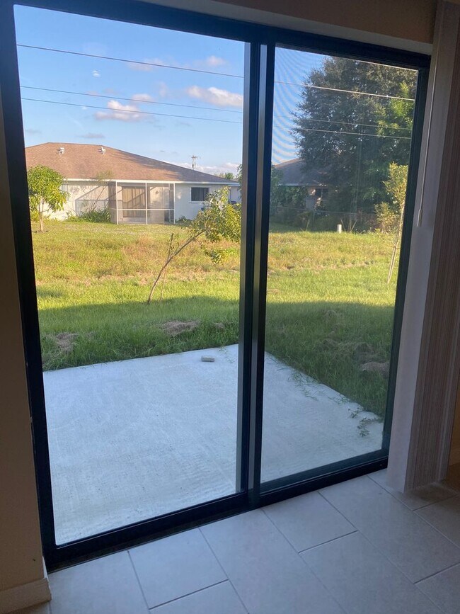 Building Photo - Like New Duplex with 3 Bedroom, 2 Bath and Garage