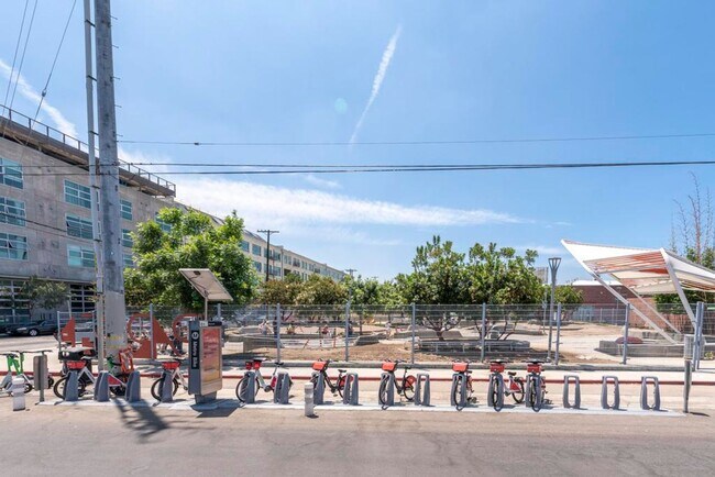 Building Photo - 527 Molino St