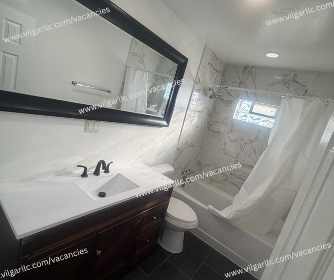 Building Photo - 700 E 20th Ave