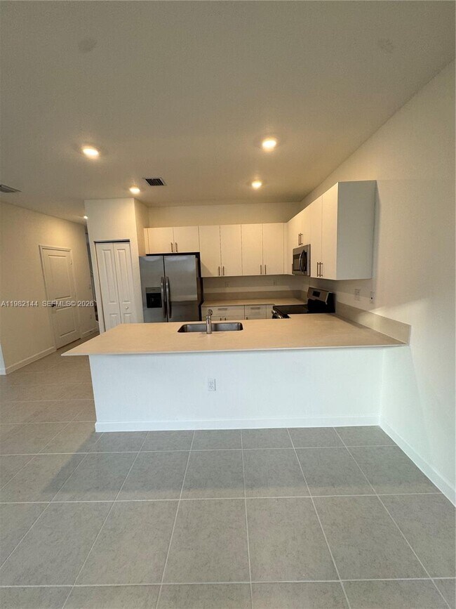 Building Photo - 656 SE 14th Ct