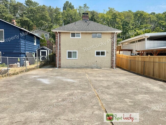 Building Photo - 5511 18th Ave S