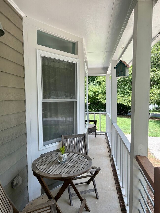 Building Photo - Fabulous 4 Bedroom 3 Bathroom Home with Pr...