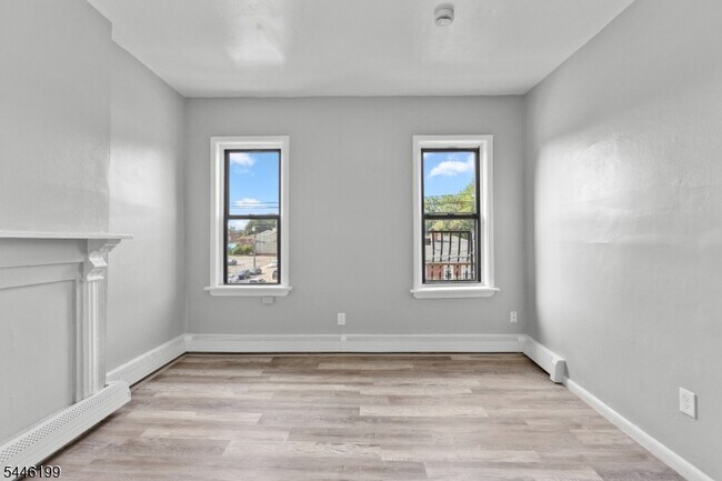 Building Photo - 9 E Monroe St