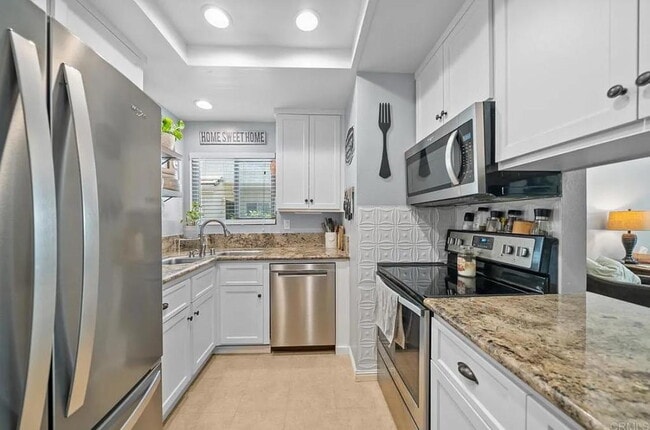 Building Photo - "Charming 1-Bedroom Apartment with Hardwoo...