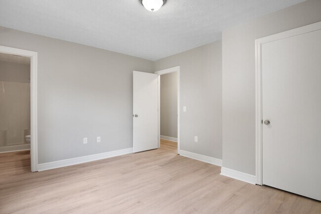 Building Photo - 3 bed/ 2 1/2 bath pet friendly fenced yard