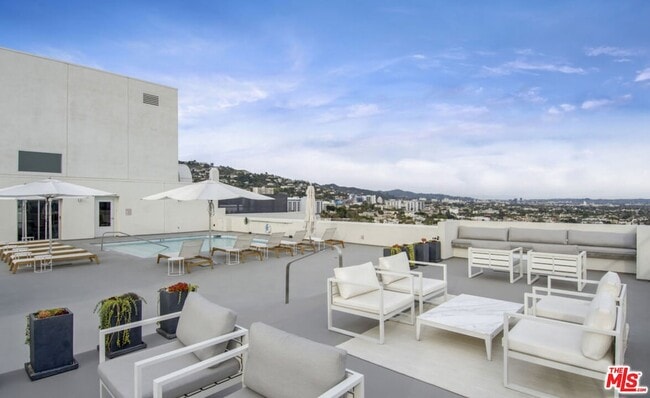 Building Photo - 838 N Doheny Dr
