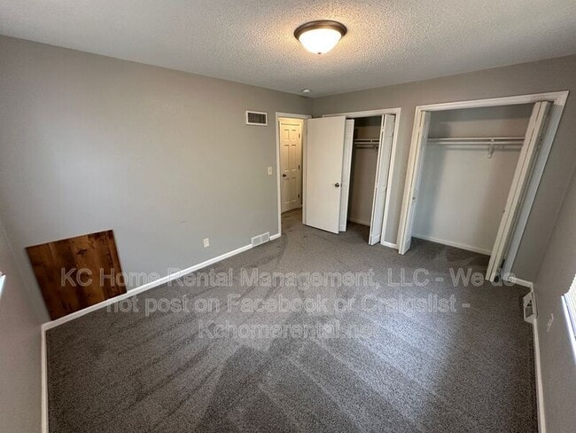 Building Photo - 708 NW Mock Ave