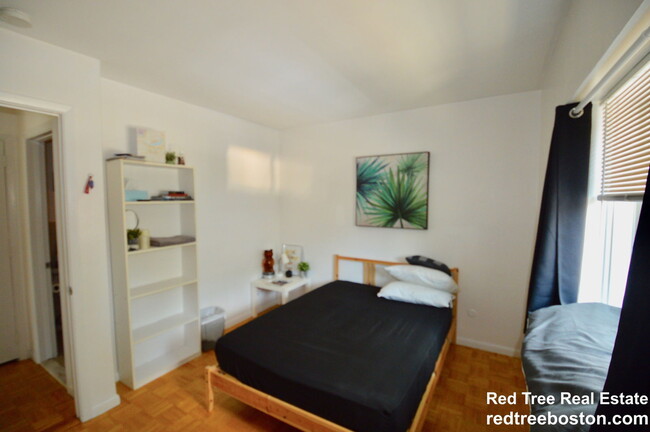 Building Photo - 2 Larose Pl