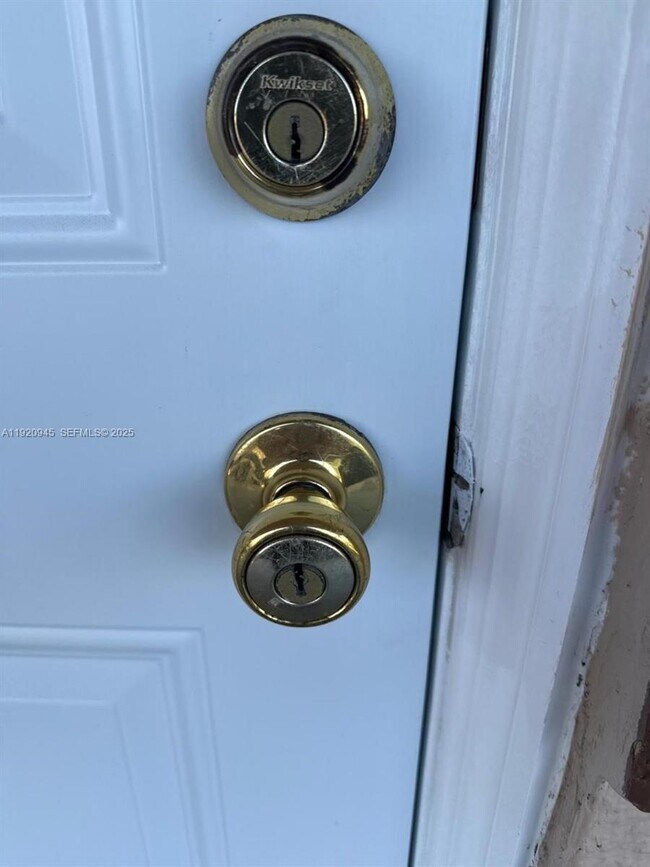 Building Photo - 631 NW 17th Ave