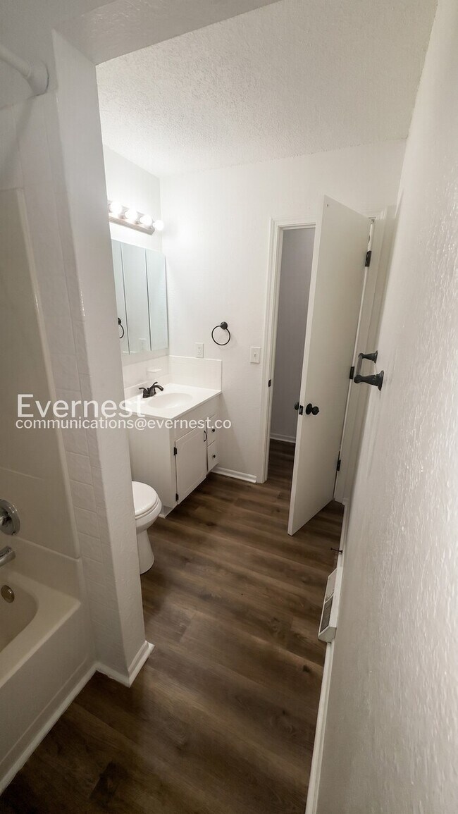 Building Photo - Beautiful 3-Bedroom Home with Modern Comforts / Pet-Friendly / Vouchers Accepted / Available Now!