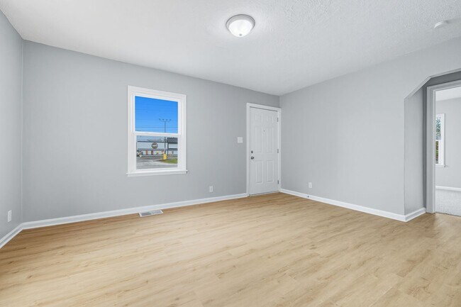 Building Photo - Charming 2-Bedroom Home – Recently Remodeled in Indianapolis Available NOW!