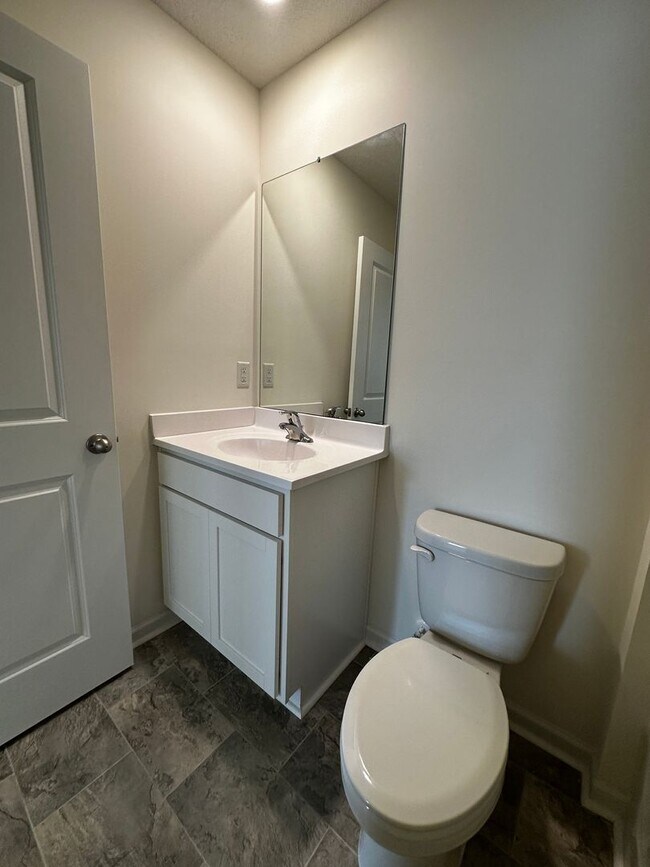 Building Photo - E. Morristown - 3 bed/2.5 bath home with g...