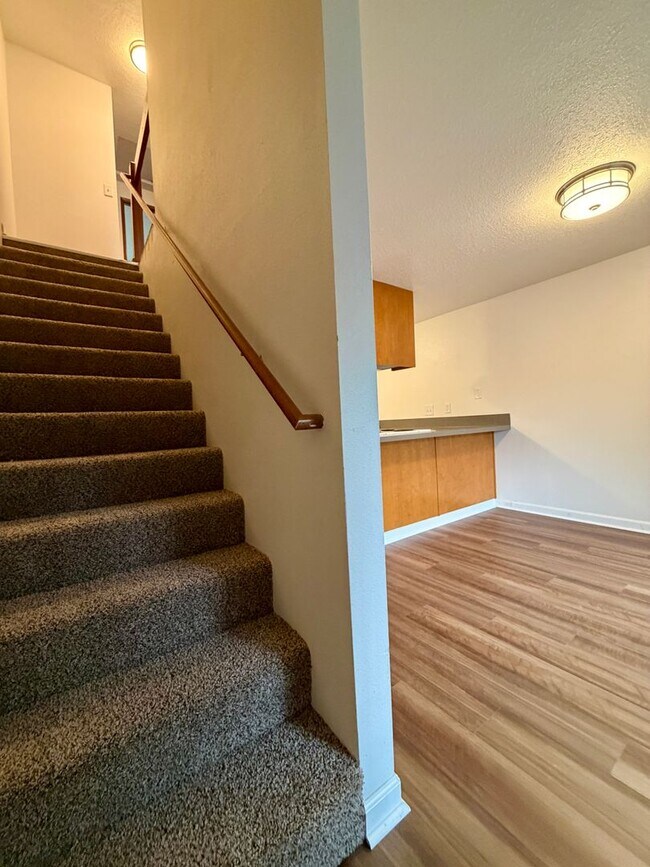 Building Photo - **TWO WEEKS FREE RENT** Updated Townhouse in the Heart of Garden Home~ New LVP Flooring~ Washer/D...