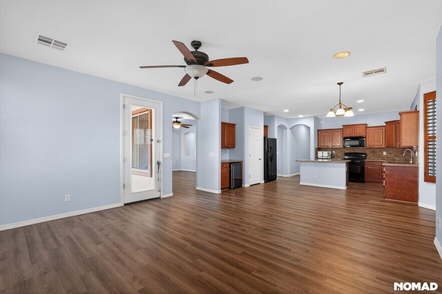 Building Photo - 2140 W Desert Ln