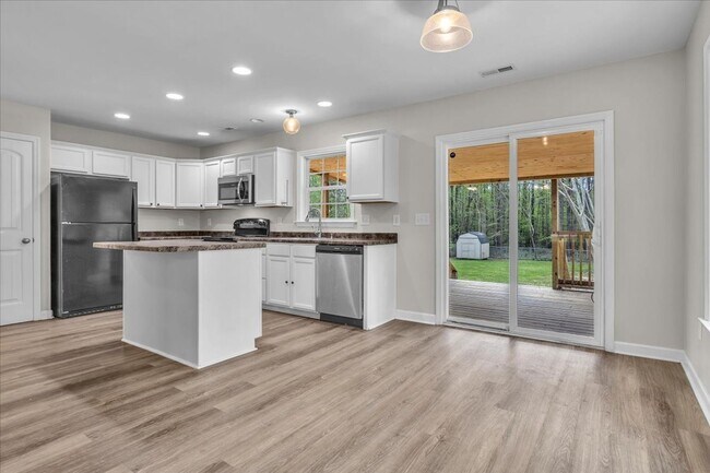Building Photo - 3 Bedroom 2.5 Bathroom Home