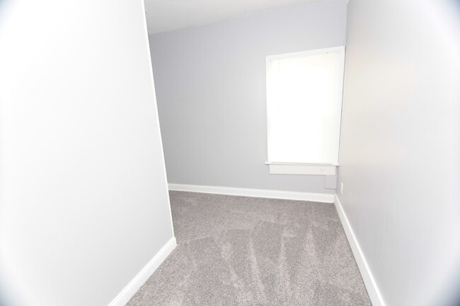 Building Photo - Spacious 4 Bed, 1.5 Bath Home with Central...