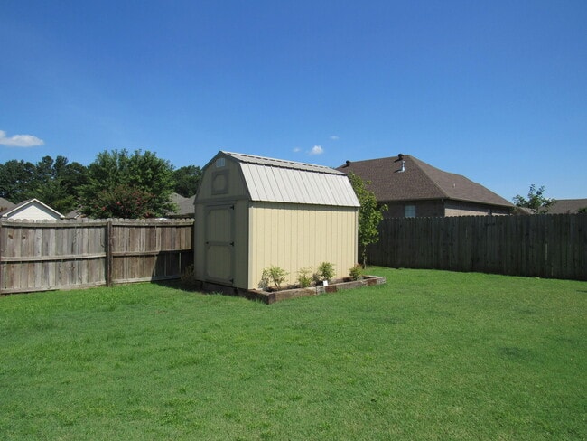 Building Photo - Contact Peggy 501 676 1758 Pets ok with approval