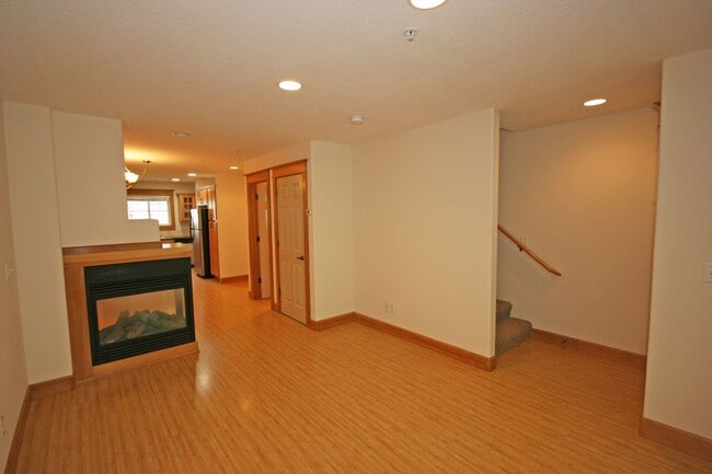 Building Photo - 3 bedroom 3.5 bath town home