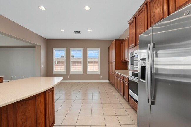 Building Photo - Welcome to this inviting Phoenix Rental - Available!