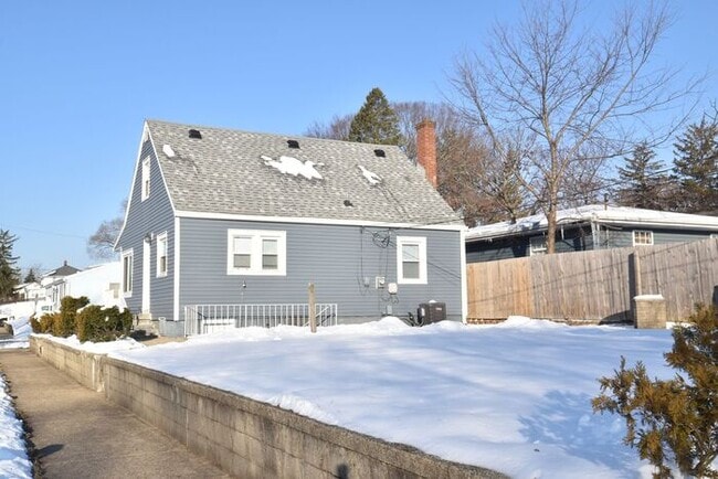 Building Photo - Mishawaka Northside 3 bedroom 1 1/2 story home with 2 bathrooms