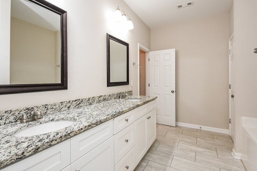 Building Photo - 19 Castlemoor Loop