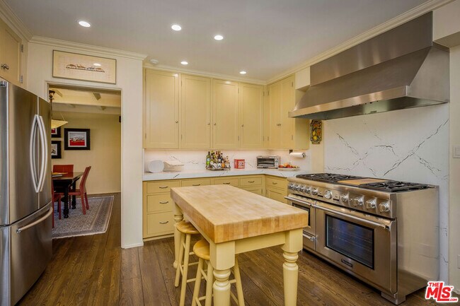 Building Photo - 500 N Las Palmas Ave