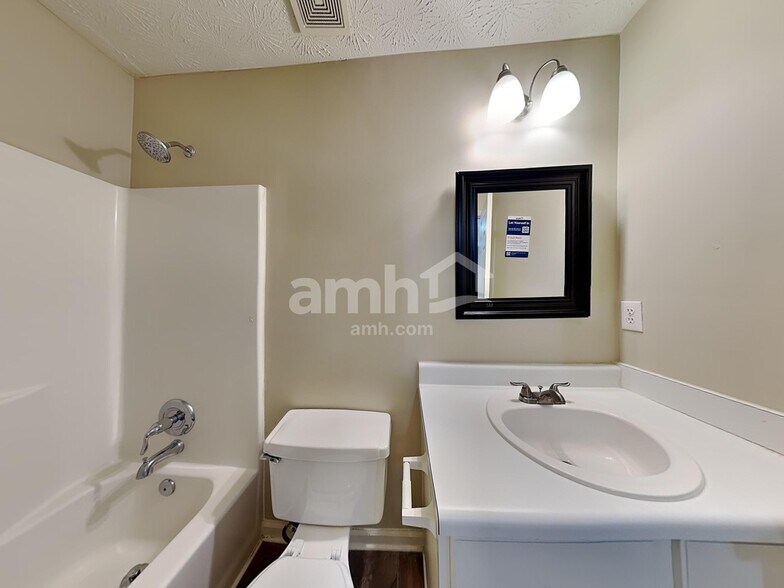 Building Photo - 1728 Silverchase Dr SW