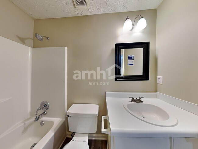 Building Photo - 1728 Silverchase Dr SW