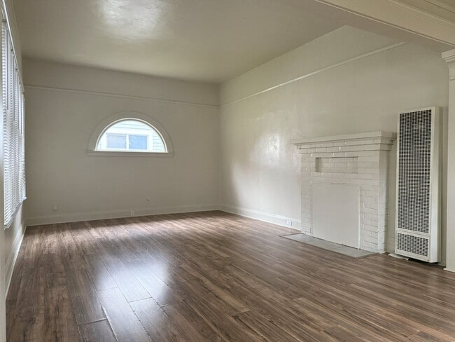 Building Photo - Endearing 2/1 Available Now!!!