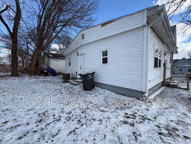 Building Photo - 609 1/2 South Crystal Street