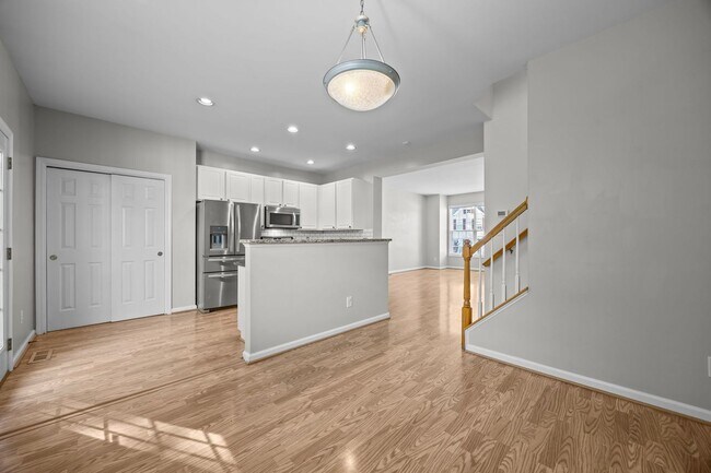 Building Photo - Spacious 3 Story Townhome Located in the Heart Raleigh! Available Now!