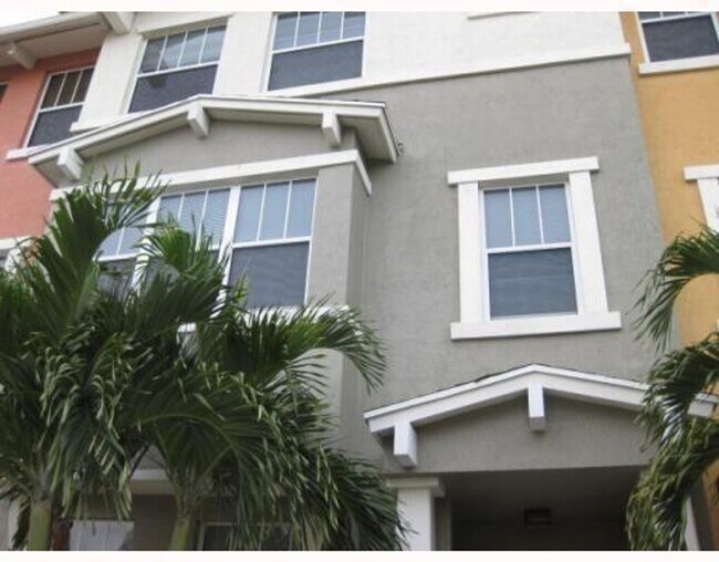 Building Photo - 590 Amador Ln