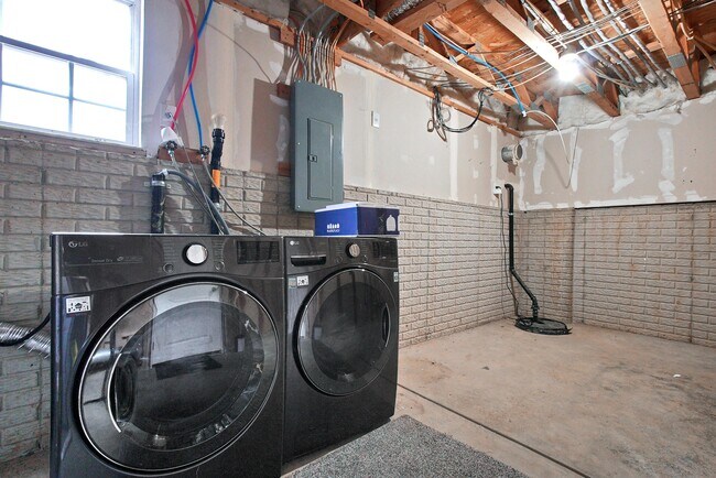 Building Photo - 6321 Marsh Wren Drive