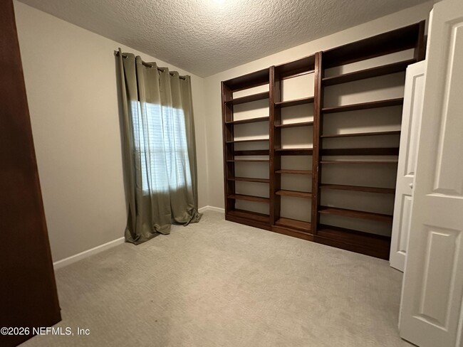 Building Photo - 61 Pinebury Ln