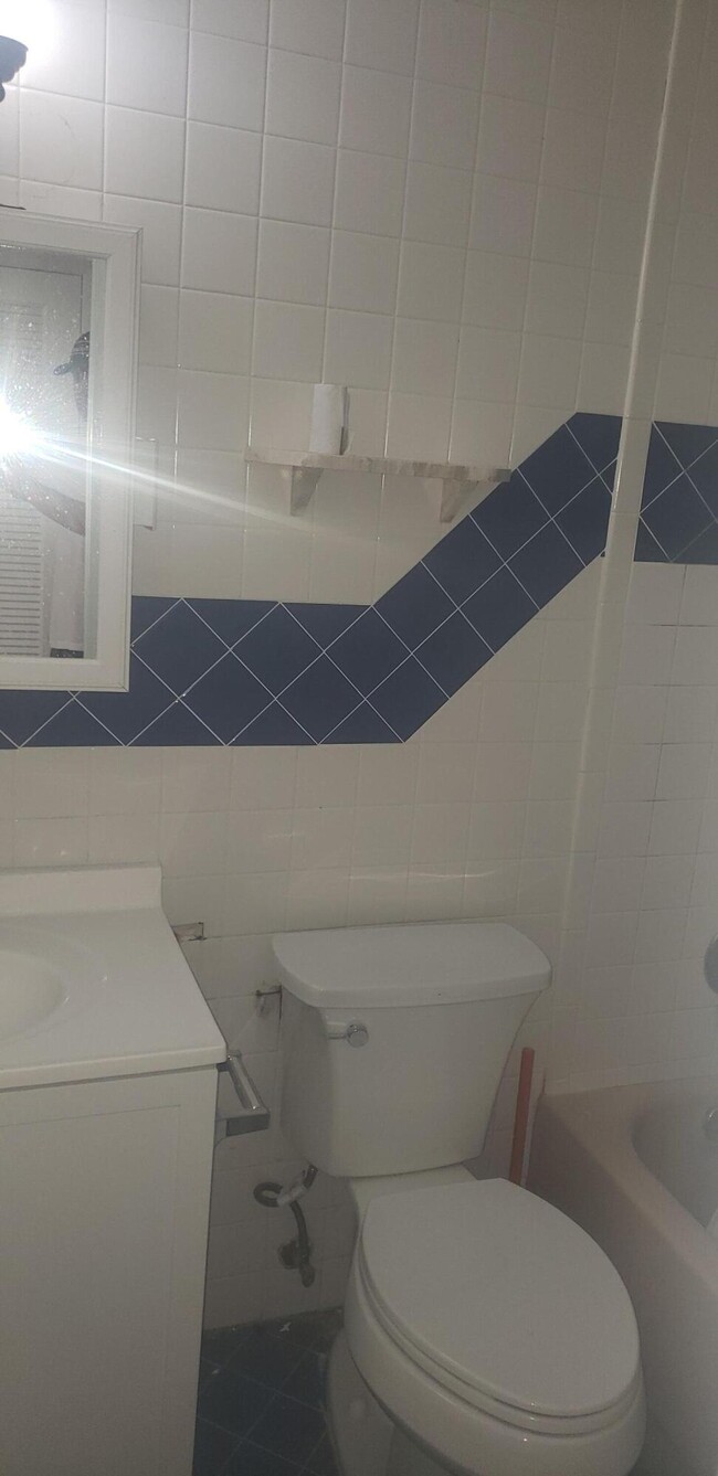 Building Photo - 4442 Golfers Dr W