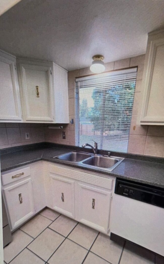 Building Photo - 3 BED 1.5 BATH RAMBLER - PORT ORCHARD