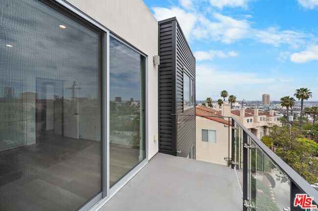 Building Photo - 957 Figueroa Terrace