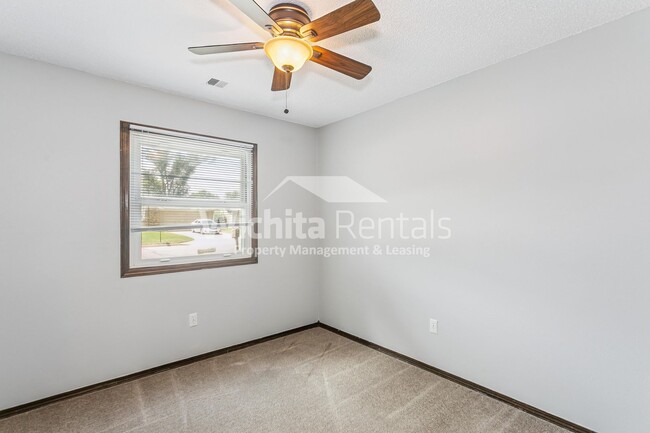 Building Photo - 3 bedroom 2 bathroom home