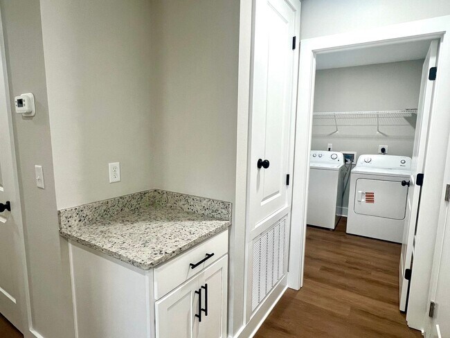 Building Photo - 4417 Oak Ln