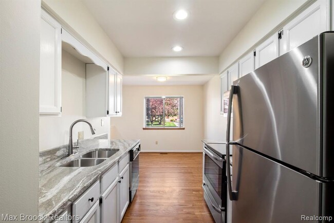 Building Photo - 1823 Torquay Ave