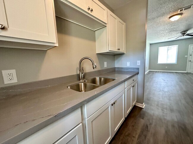 Building Photo - LARUAW 1103