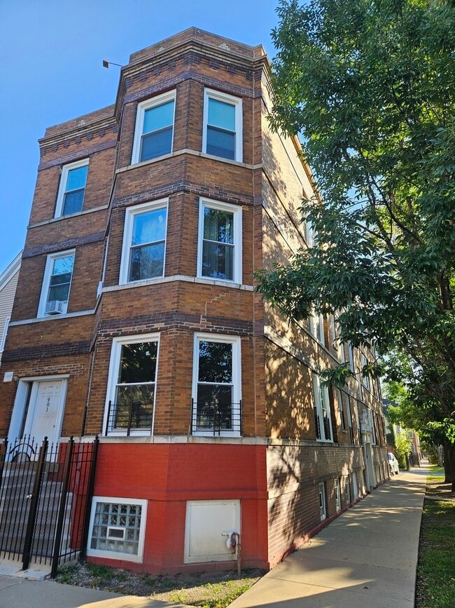 Building Photo - 901 N Francisco Ave