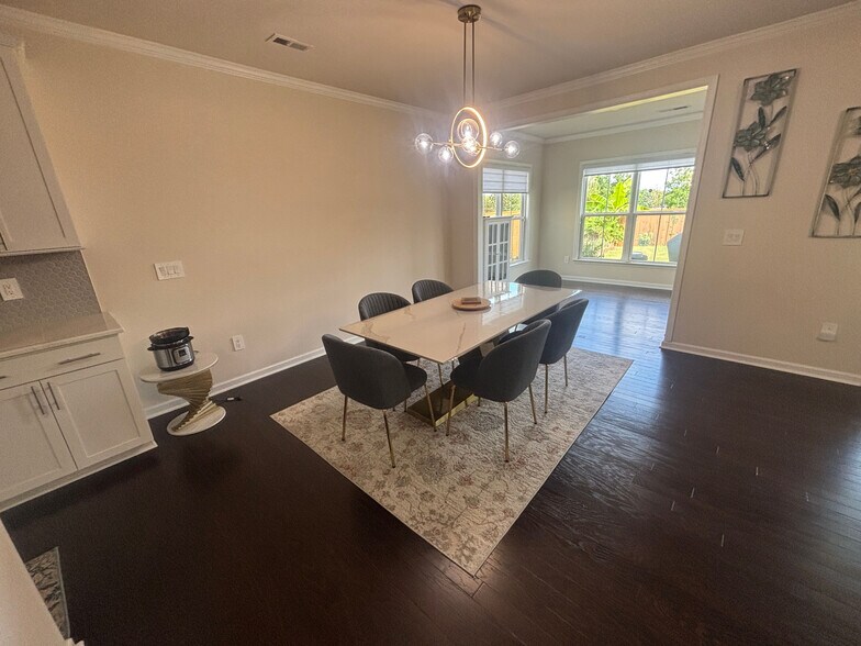 Building Photo - Room in House on Aintree Ave