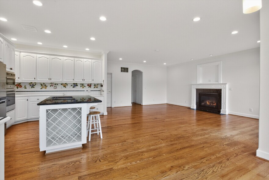 Building Photo - 1645 SE Oak Shore Ln