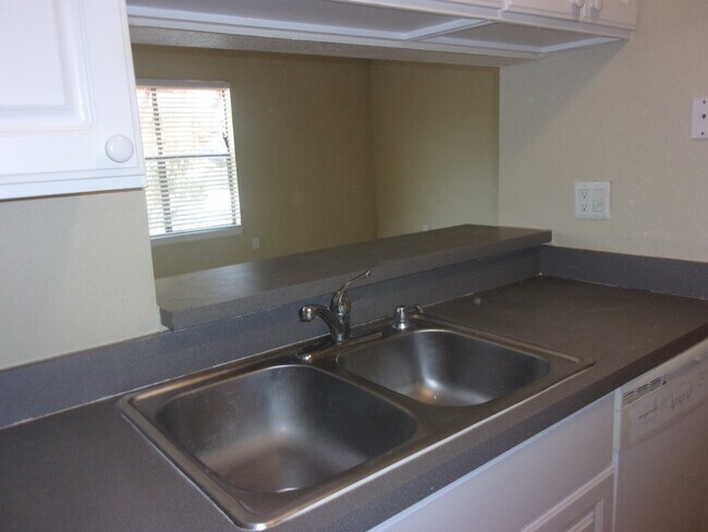 Building Photo - Idlebrook Circle # 104