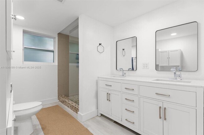 Building Photo - 8220 Hawthorne Ave