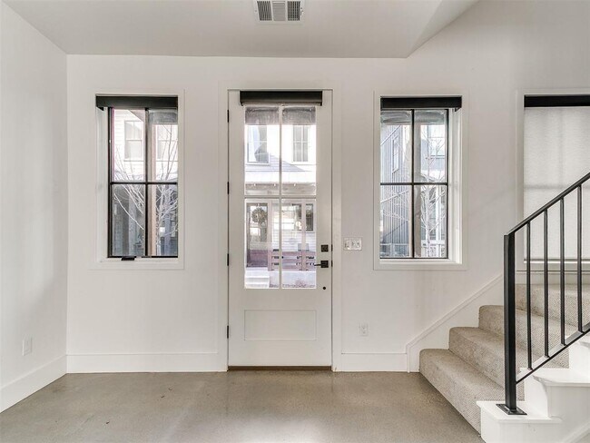 Building Photo - 920 Pedalers Ln